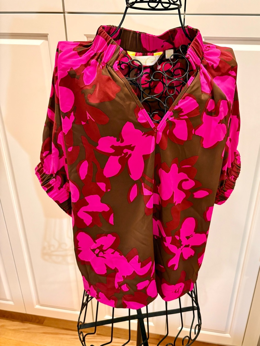 Carla Rockmore Collection Floral Short Sleeve V-Neck Blouse Top Pink Brown"